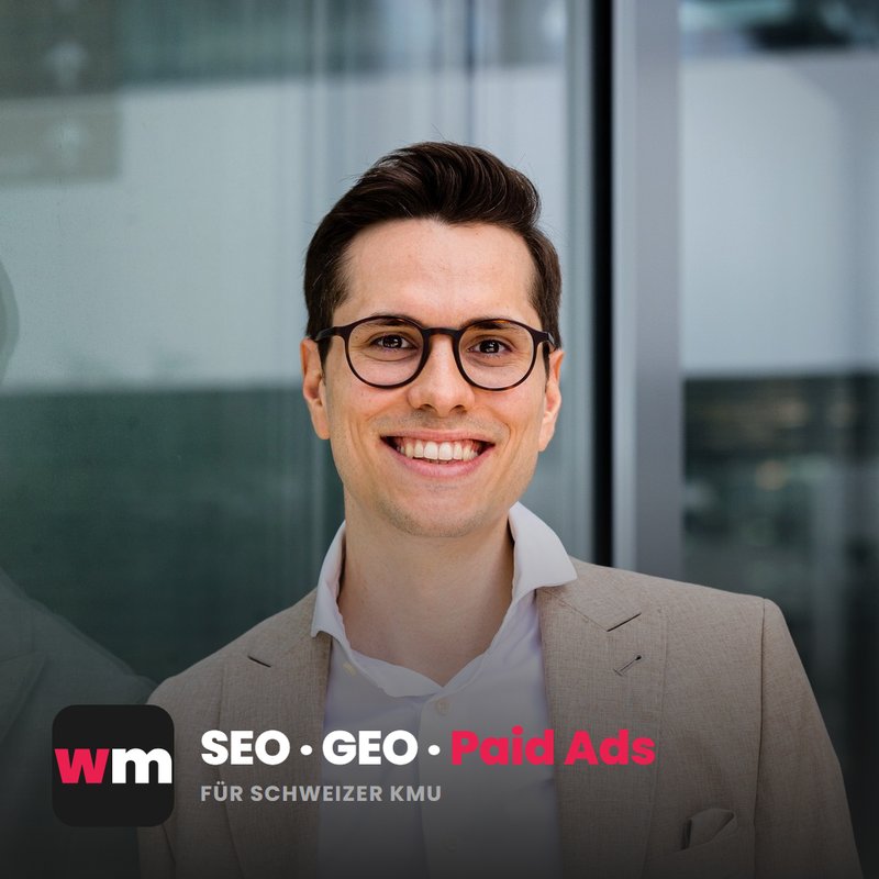Quadratisches Anzeigenbild mit Porträt, Logo und dem Claim SEO GEO Paid Ads für Schweizer KMU.