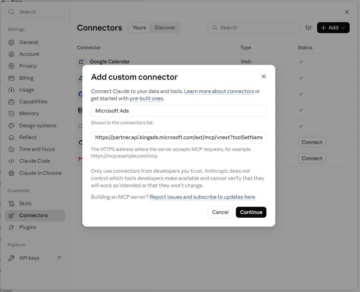 Der Dialog 'Add custom connector' auf claude.ai mit dem Namen 'Microsoft Ads' und der Server-URL von Microsoft.